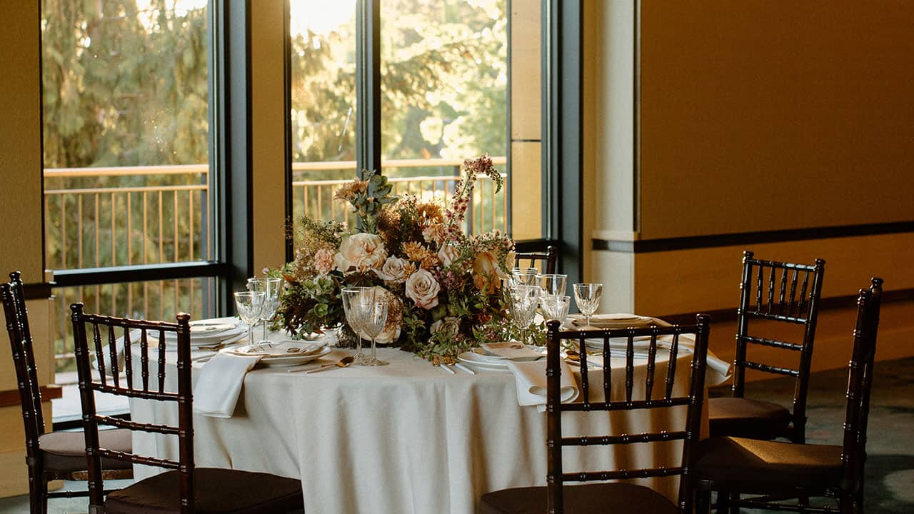 A round table dressed for a wedding in Coppergold Ballroom.